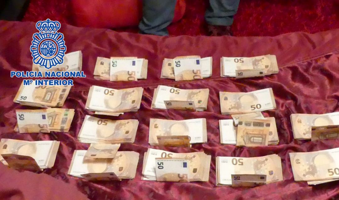 La Guardia Civil desmantela una red de "chiringuitos financieros" que habría estafado más de 27 millones de euros La Guardia Civil desmantela una red de "chiringuitos financieros" que habría estafado más de 27 millones de euros