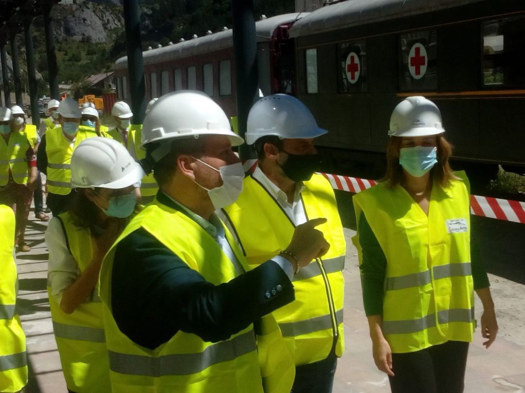 El ministro, durante la visita a la estación internacional El ministro, durante la visita a la estación internacional