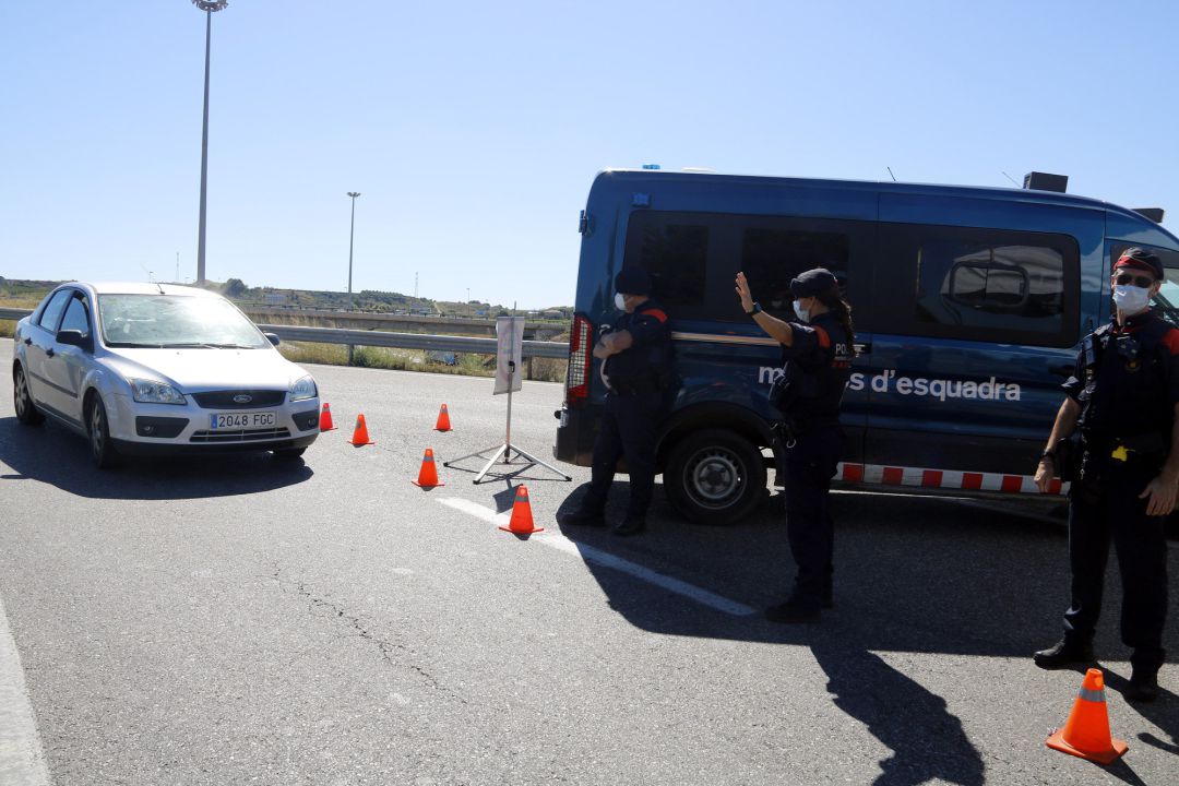 Los Mossos hacen controles en las carreteras durante el inicio del confinamiento en la comarca de Segrià Los Mossos hacen controles en las carreteras durante el inicio del confinamiento en la comarca de Segrià