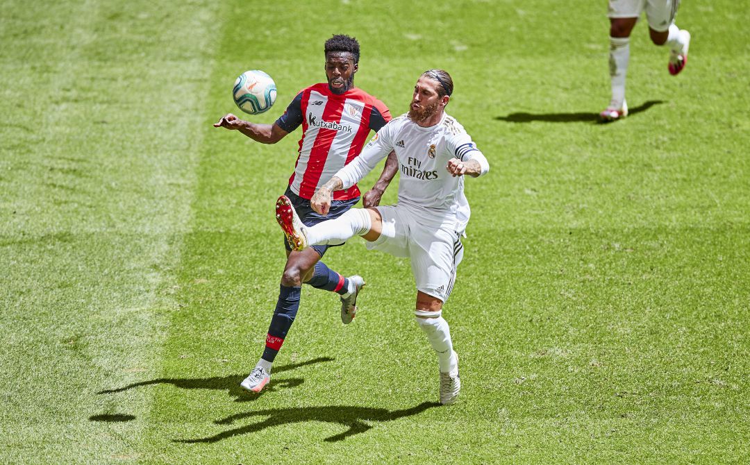 Iñaki Williams y Sergio Ramos, en una jugada durante el partido Iñaki Williams y Sergio Ramos, en una jugada durante el partido