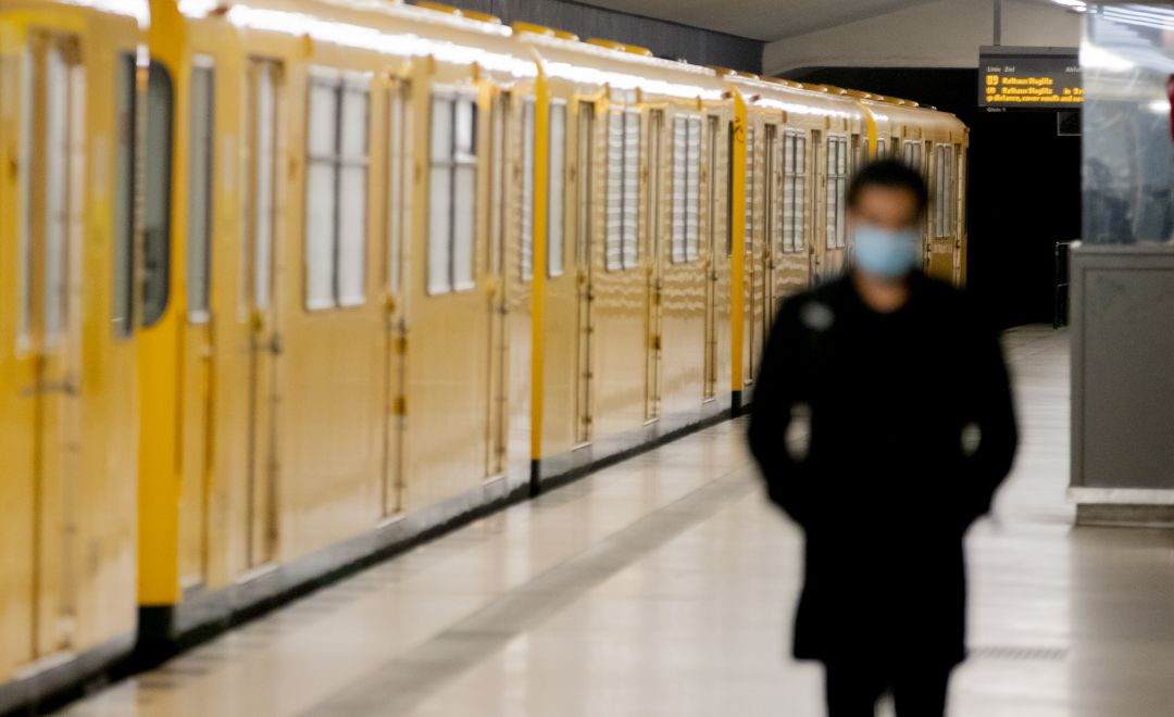 Un hombre en una de las estaciones de metro de la red de transporte alemán. Un hombre en una de las estaciones de metro de la red de transporte alemán.