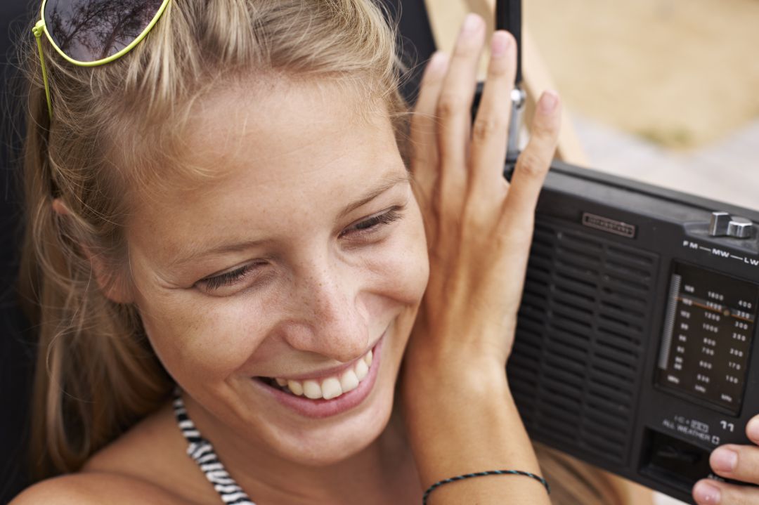 Chica se ríe al escuchar la radio Chica se ríe al escuchar la radio