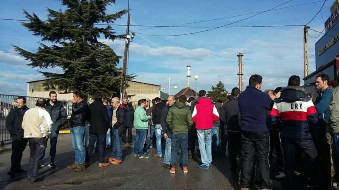 Trabajadores a las puertas de Roldán Trabajadores a las puertas de Roldán