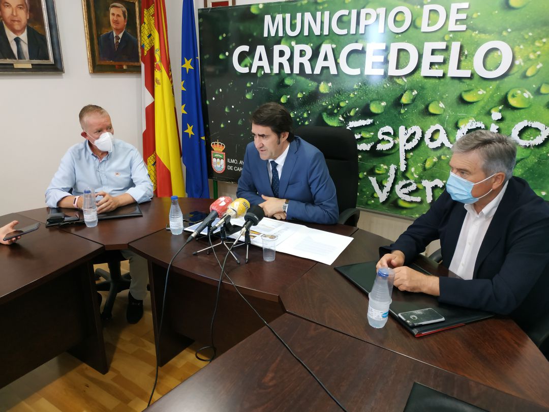 El consejero, rodeado de Raúl Valcarce, alcalde de Carracedelo y de PEdro Jorge, de Protección Civil El consejero, rodeado de Raúl Valcarce, alcalde de Carracedelo y de PEdro Jorge, de Protección Civil