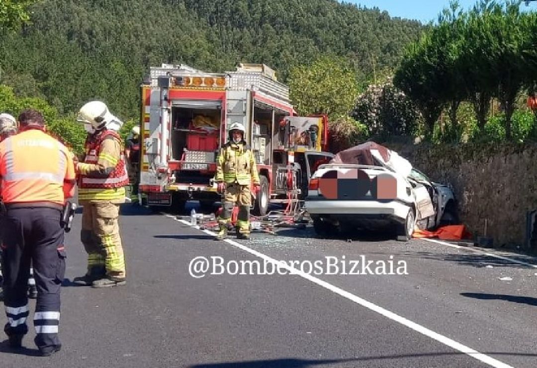 muertos en un accidente entre una moto y un coche en Muxika muertos en un accidente entre una moto y un coche en Muxika