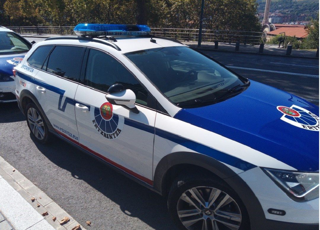 COche de la Ertzaintza COche de la Ertzaintza