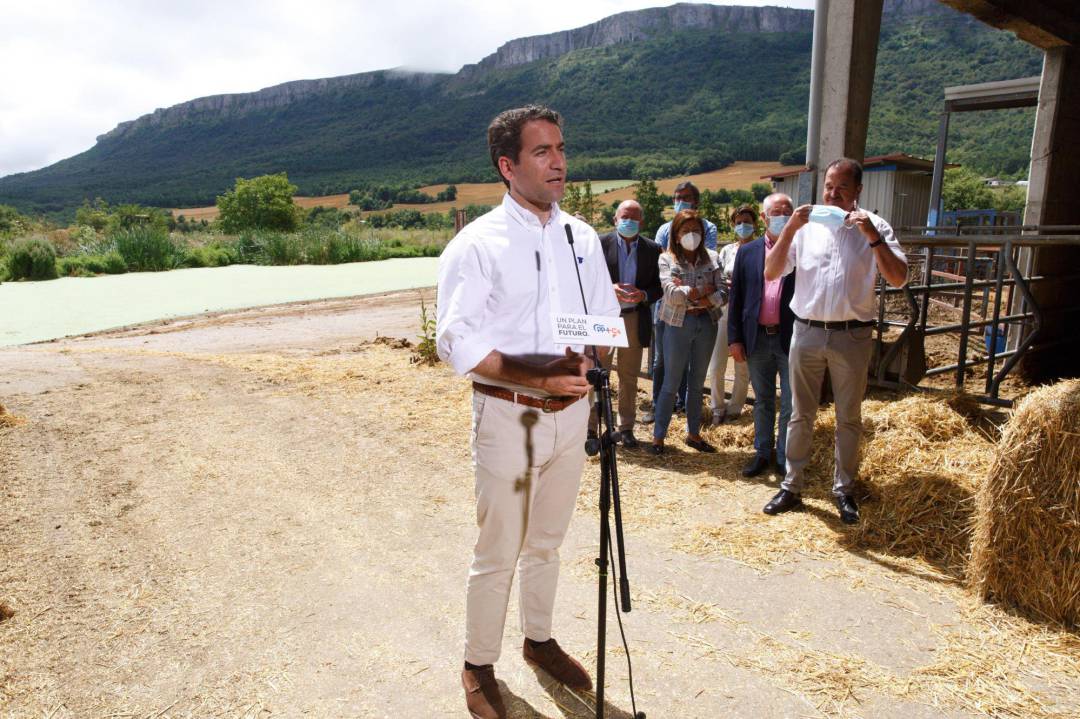 El secretario general del PP, Teodoro García Egea, ha participado este lunes en un acto de apoyo al sector primario junto al candidato del PP a lehendakari, Carlos Iturgaiz, el la localidad alavesa de Kuartango. El secretario general del PP, Teodoro García Egea, ha participado este lunes en un acto de apoyo al sector primario junto al candidato del PP a lehendakari, Carlos Iturgaiz, el la localidad alavesa de Kuartango.