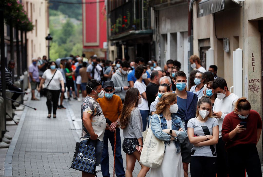 Vecinos de Ordizia (Gipuzkoa) hacen cola este lunes para acudir a las carpas instaladas para realizar pruebas PCR a todas las personas que hayan pasado por los locales de hostelería de la calle Etxezarreta desde el 27 de junio, se ha confirmado que durante este fin de semana se han detectado estos 7 positivos y se han realizado pruebas a todos sus contactos estrechos. Vecinos de Ordizia (Gipuzkoa) hacen cola este lunes para acudir a las carpas instaladas para realizar pruebas PCR a todas las personas que hayan pasado por los locales de hostelería de la calle Etxezarreta desde el 27 de junio, se ha confirmado que durante este fin de semana se han detectado estos 7 positivos y se han realizado pruebas a todos sus contactos estrechos.