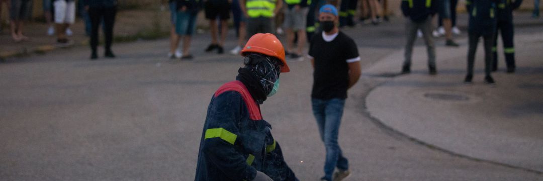 Un manifestante tira un petardo durante una concentración nocturna convocada por el comité de Alcoa San Cibrao Un manifestante tira un petardo durante una concentración nocturna convocada por el comité de Alcoa San Cibrao