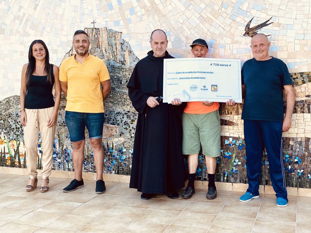 Paula Mascarell y Alejandro Galera en el donativo realizado al
Centro de Acogida San Francisco de Asís de Palma de Gandia Paula Mascarell y Alejandro Galera en el donativo realizado al
Centro de Acogida San Francisco de Asís de Palma de Gandia