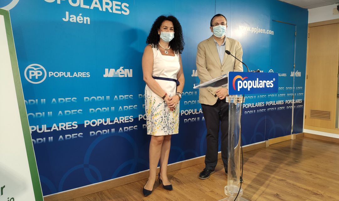 La edil popular de Jaén, Isabel Azañón, ha comparecido en rueda de prensa junto al portavoz municipal, Manuel Bonilla La edil popular de Jaén, Isabel Azañón, ha comparecido en rueda de prensa junto al portavoz municipal, Manuel Bonilla