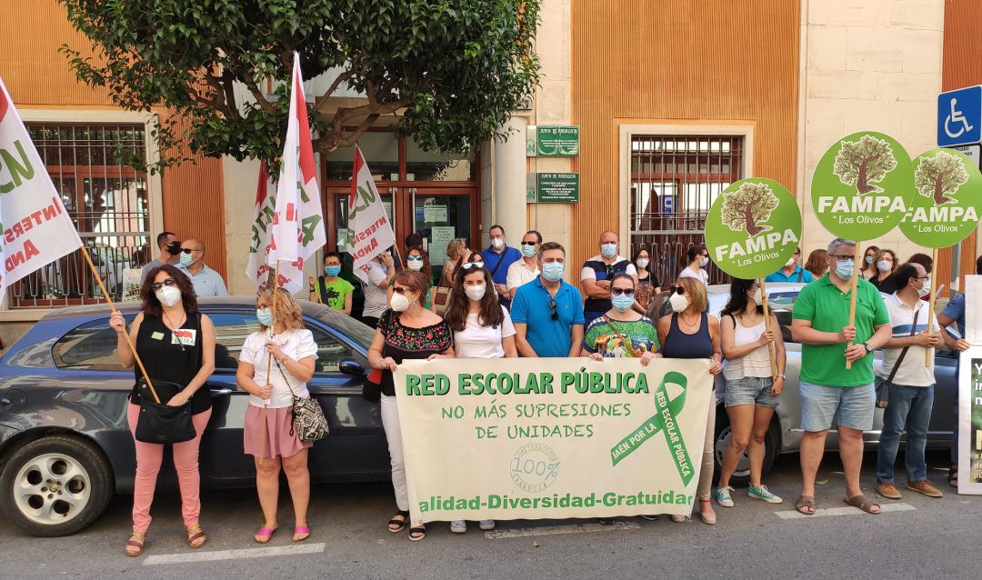 Concentración a las puertas de la delegación de educación de la Junta de Andalucía en Jaén por lo que consideran ventajas para la educación privada en detrimento de la pública Concentración a las puertas de la delegación de educación de la Junta de Andalucía en Jaén por lo que consideran ventajas para la educación privada en detrimento de la pública