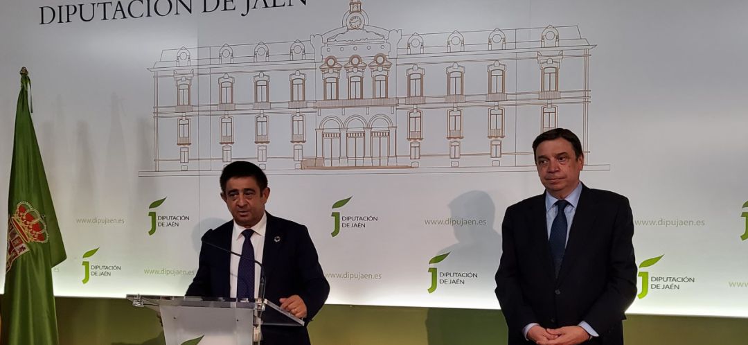 El presidente de la Diputación Provincial, Francisco Reyes y el ministro de Agricultura, Luis Planas en el Palacio Provincial. El presidente de la Diputación Provincial, Francisco Reyes y el ministro de Agricultura, Luis Planas en el Palacio Provincial.