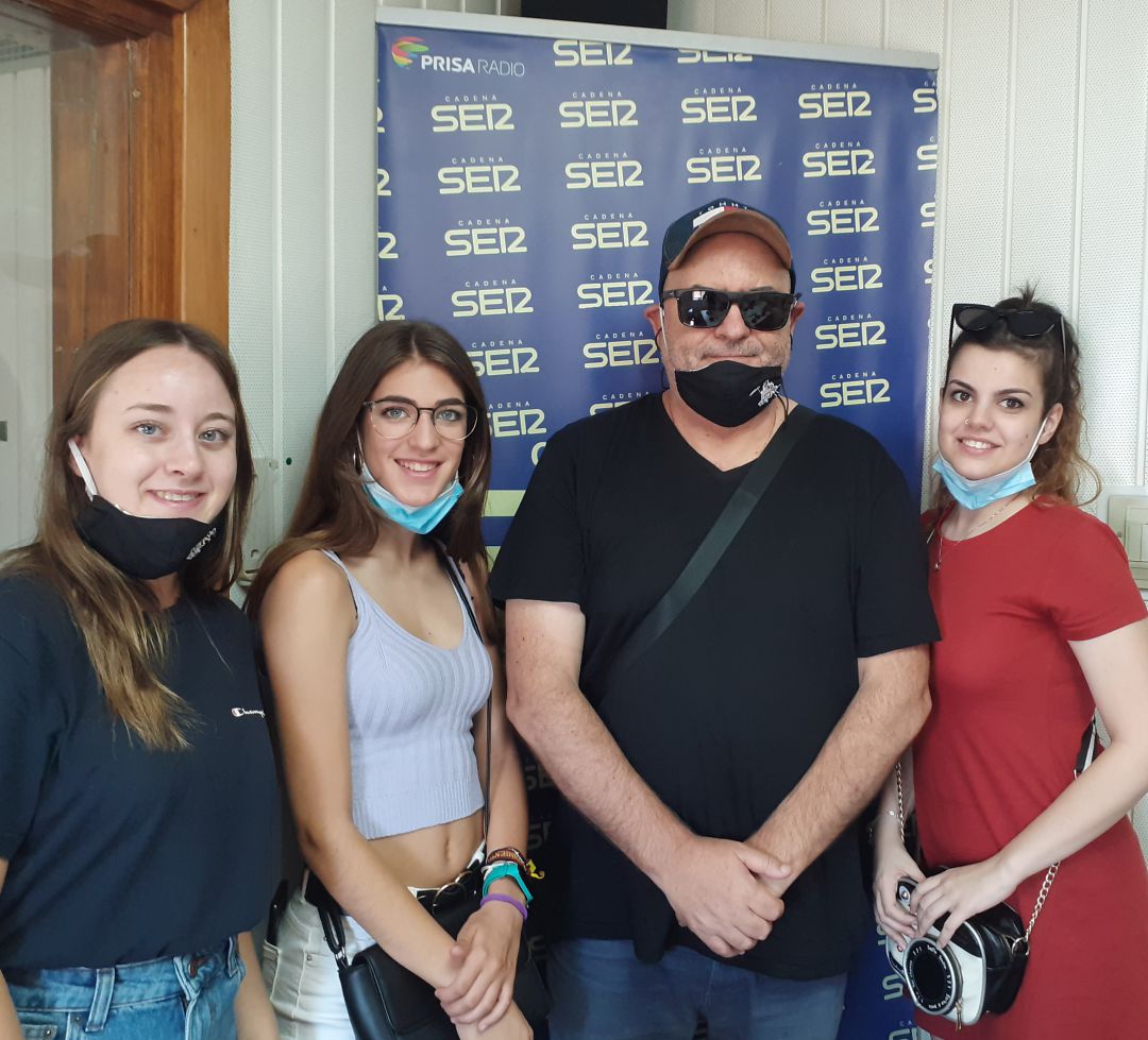 Tomás Aceituno, junto a las integrantes del equipo de rodaje Alba Cabuchola, Rocío Carmona y Sara Casado. Tomás Aceituno, junto a las integrantes del equipo de rodaje Alba Cabuchola, Rocío Carmona y Sara Casado.