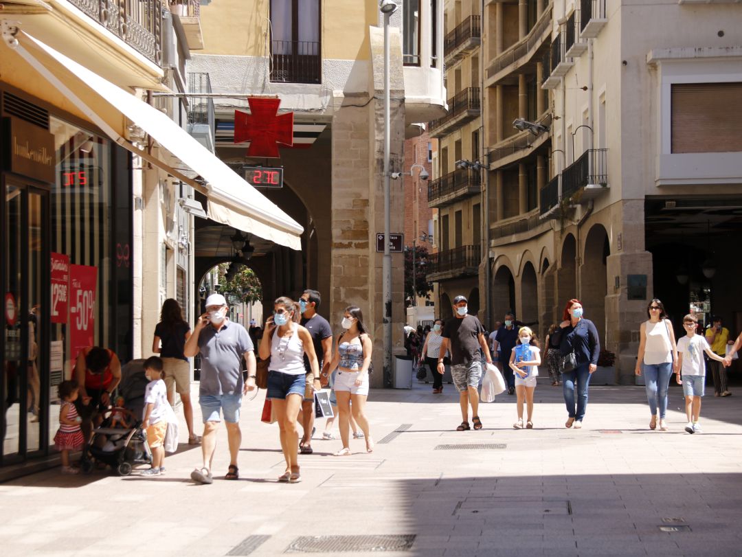 Diverses persones passejant amb mascareta per l'Eix Comercial de Lleida Diverses persones passejant amb mascareta per l'Eix Comercial de Lleida