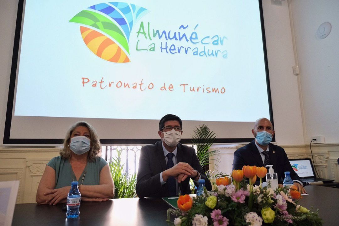 El vicepresidente de la Junta y consejero de turismo, Juan Marín, durante el encuentro con empresarios turisticos celebrado en Almuñécar junto a la alcaldesa de Almuñécar, Trinidad Herrera, y el concejal de turismo, Daniel Barbero El vicepresidente de la Junta y consejero de turismo, Juan Marín, durante el encuentro con empresarios turisticos celebrado en Almuñécar junto a la alcaldesa de Almuñécar, Trinidad Herrera, y el concejal de turismo, Daniel Barbero