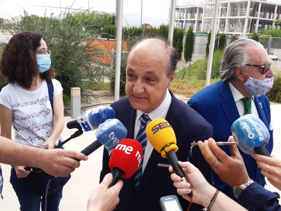Imagen del abogado murciano Diego de Ramón, a su llegada a la Ciudad de la Justicia, donde estaba citado el expresidente del Gobierno murciano Ramón Luis Valcárcel para declarar por el caso 'Desaladora 2 Imagen del abogado murciano Diego de Ramón, a su llegada a la Ciudad de la Justicia, donde estaba citado el expresidente del Gobierno murciano Ramón Luis Valcárcel para declarar por el caso 'Desaladora 2