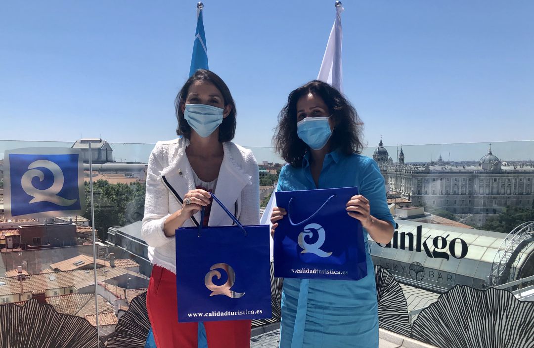 La consejera Cristina Sánchez y la ministra Reyes Maroto, en la entrega oficial de banderas ‘Q de Calidad Turística’ a playas y puertos deportivos certificados La consejera Cristina Sánchez y la ministra Reyes Maroto, en la entrega oficial de banderas ‘Q de Calidad Turística’ a playas y puertos deportivos certificados