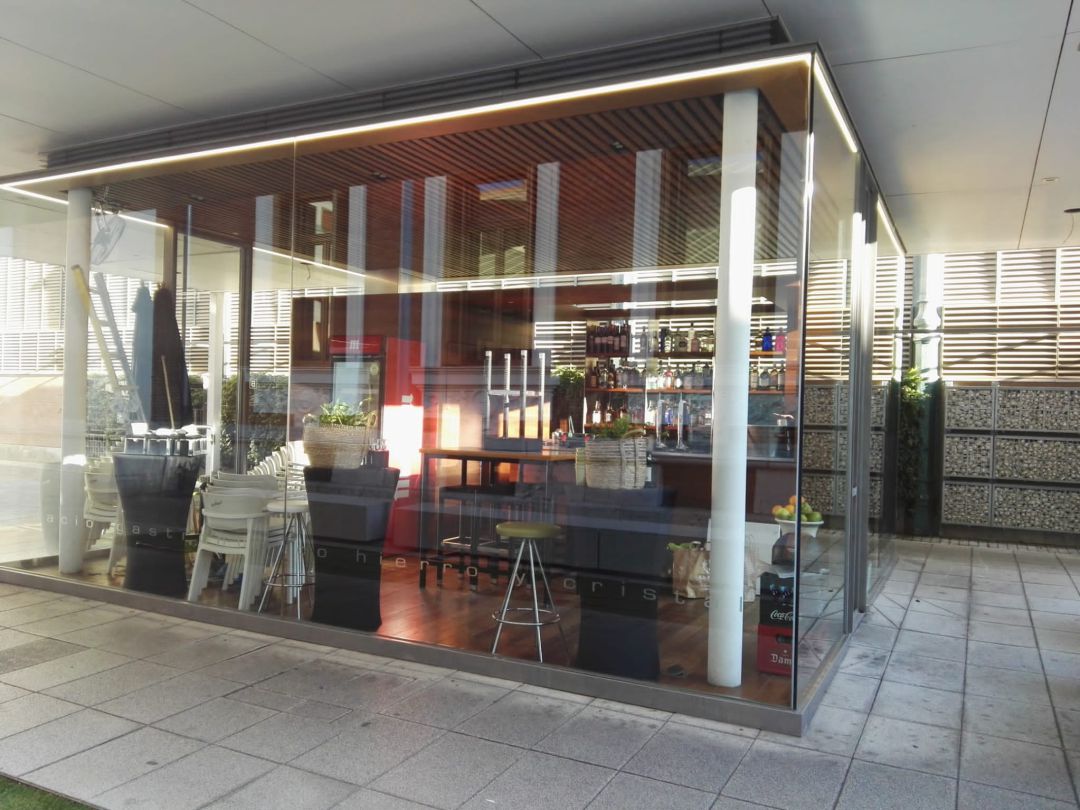 Café Bar La galería reabre el espacio de cristal en el exterior de la Plaza de Abastos Café Bar La galería reabre el espacio de cristal en el exterior de la Plaza de Abastos