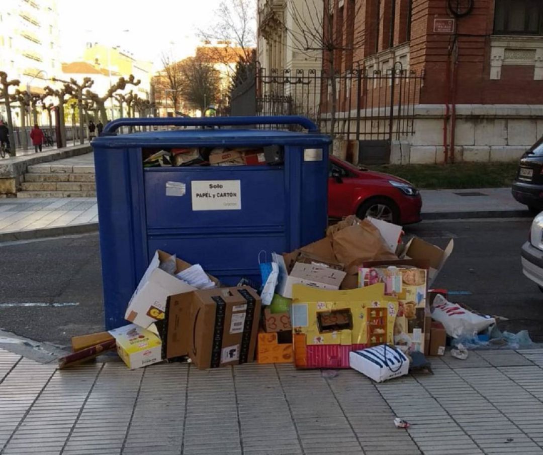 Imagen de archivo de contenedores de papel y cartón en la ciudad Imagen de archivo de contenedores de papel y cartón en la ciudad