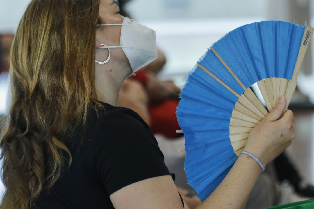 Una mujer combate los rigores del verano. Una mujer combate los rigores del verano.