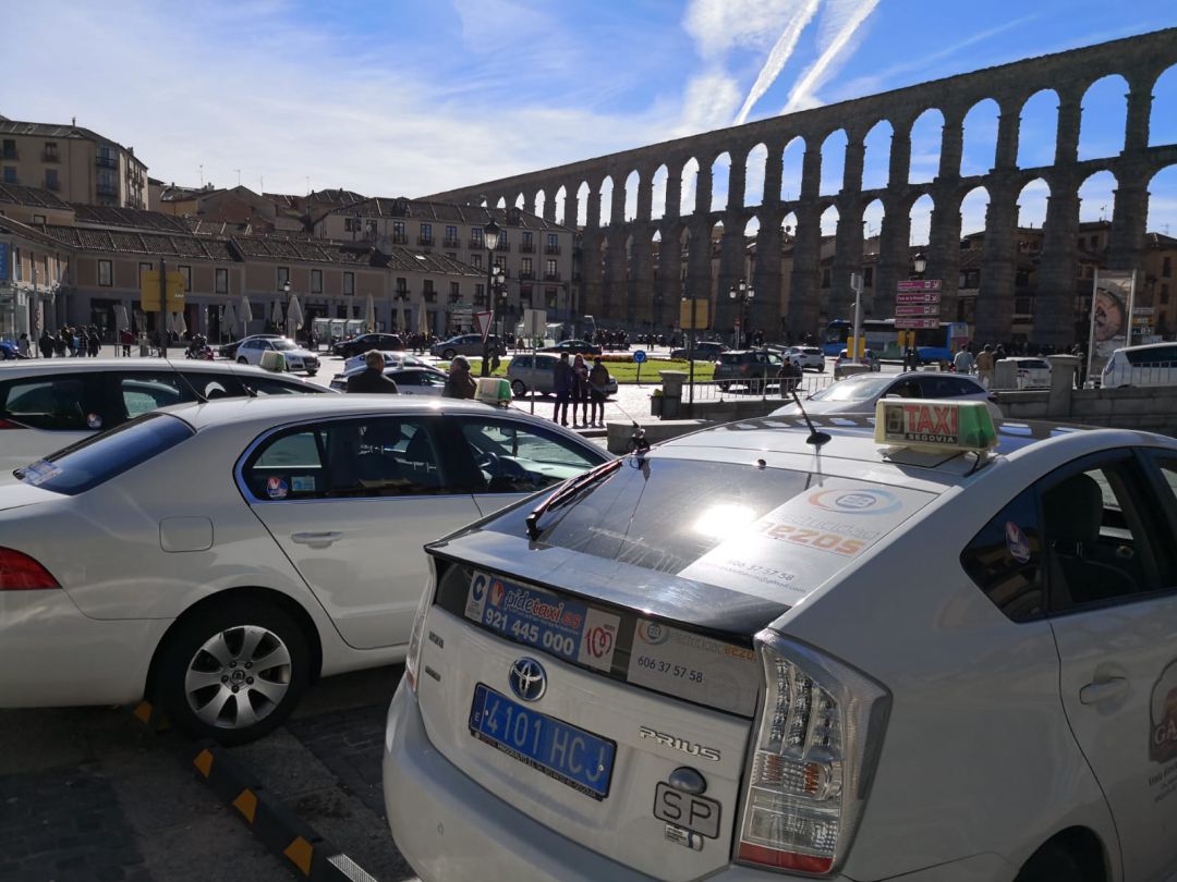 Los taxis esperan la llegada de turistas en Segovia Los taxis esperan la llegada de turistas en Segovia