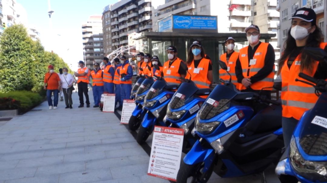 Los vigilantes posando con sus motos Los vigilantes posando con sus motos