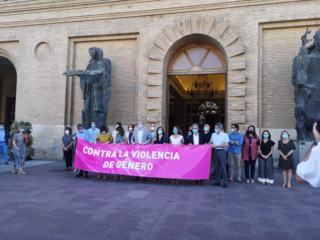 Medio centenar de personas han guardado un minuto de silencio a las puertas del consistorio Medio centenar de personas han guardado un minuto de silencio a las puertas del consistorio