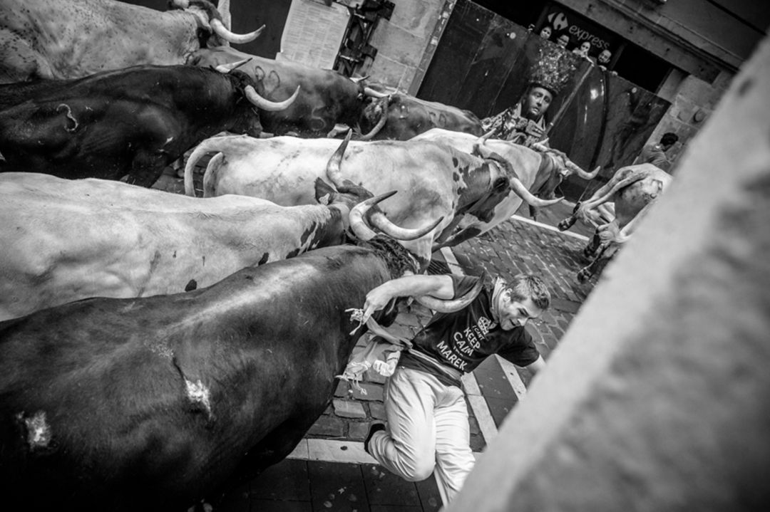 Foto tomada en la curva de Mercaderes durante los encierros de San Fermín de 2019 y ganadora del X Concurso Internacional de Fotografía para profesionales acreditados por el Ayuntamiento de Pamplona. Foto tomada en la curva de Mercaderes durante los encierros de San Fermín de 2019 y ganadora del X Concurso Internacional de Fotografía para profesionales acreditados por el Ayuntamiento de Pamplona.