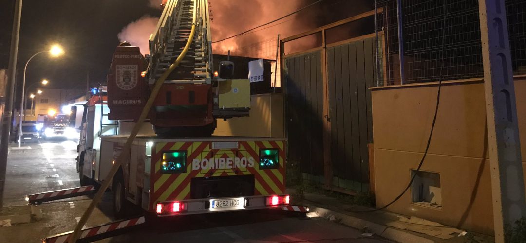 Los bomberos de Leganés siguen siendo municipales aunque Comunidad y Ayuntamiento ya han firmado el convenio para el traspaso de titularidad Los bomberos de Leganés siguen siendo municipales aunque Comunidad y Ayuntamiento ya han firmado el convenio para el traspaso de titularidad