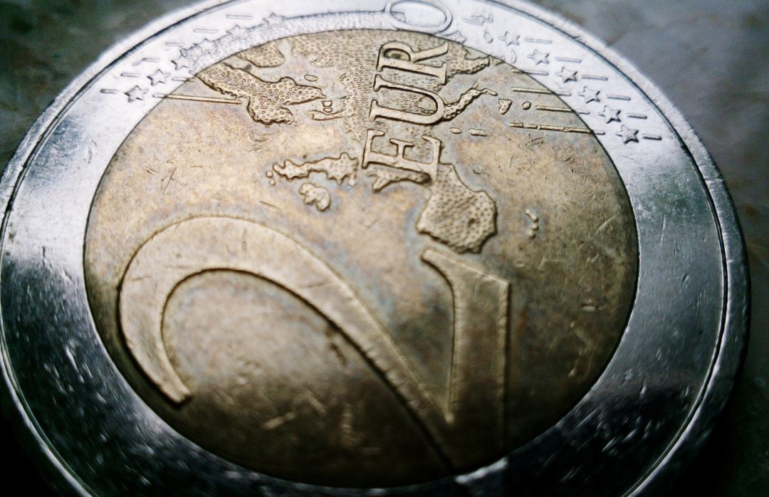 Los estafadores intentan colar monedas falsas en el mercado. Los estafadores intentan colar monedas falsas en el mercado.