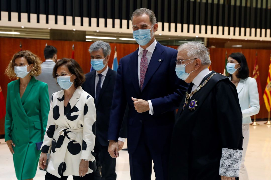 El Rey Felipe VI (2d), acompañado por el presidente del Tribunal Constitucional, Juan José González Rivas (1d); la vicepresidenta del Gobierno, Carmen Calvo (2i); y la presidenta del Congreso, Meritxell Batet (1i), a su llegada al acto en conmemoración del XL Aniversario de la entrada en funcionamiento del Tribunal Constitucional. El Rey Felipe VI (2d), acompañado por el presidente del Tribunal Constitucional, Juan José González Rivas (1d); la vicepresidenta del Gobierno, Carmen Calvo (2i); y la presidenta del Congreso, Meritxell Batet (1i), a su llegada al acto en conmemoración del XL Aniversario de la entrada en funcionamiento del Tribunal Constitucional.