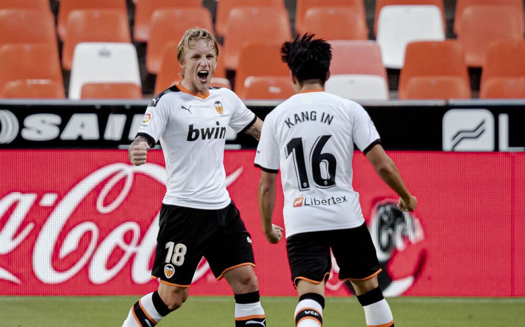 Kang In Lee celebra su gol con Wass.
Kang In Lee celebra su gol con Wass.
