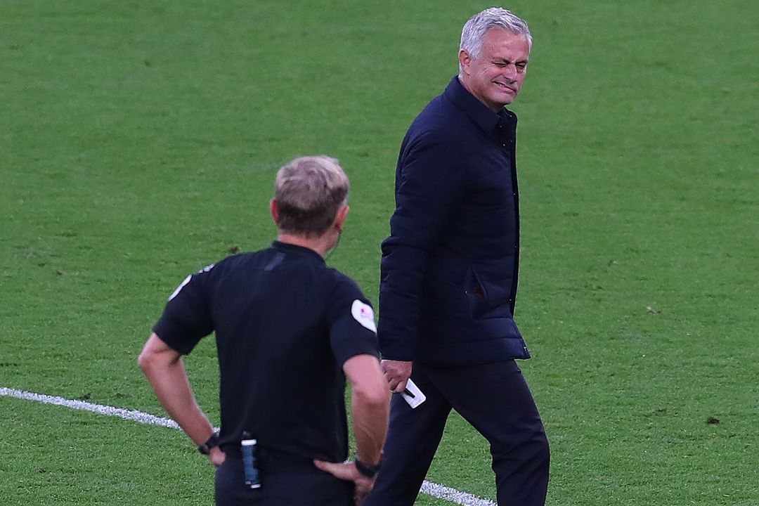 Mourinho saluda al colegiado en el Tottenham - Everton Mourinho saluda al colegiado en el Tottenham - Everton