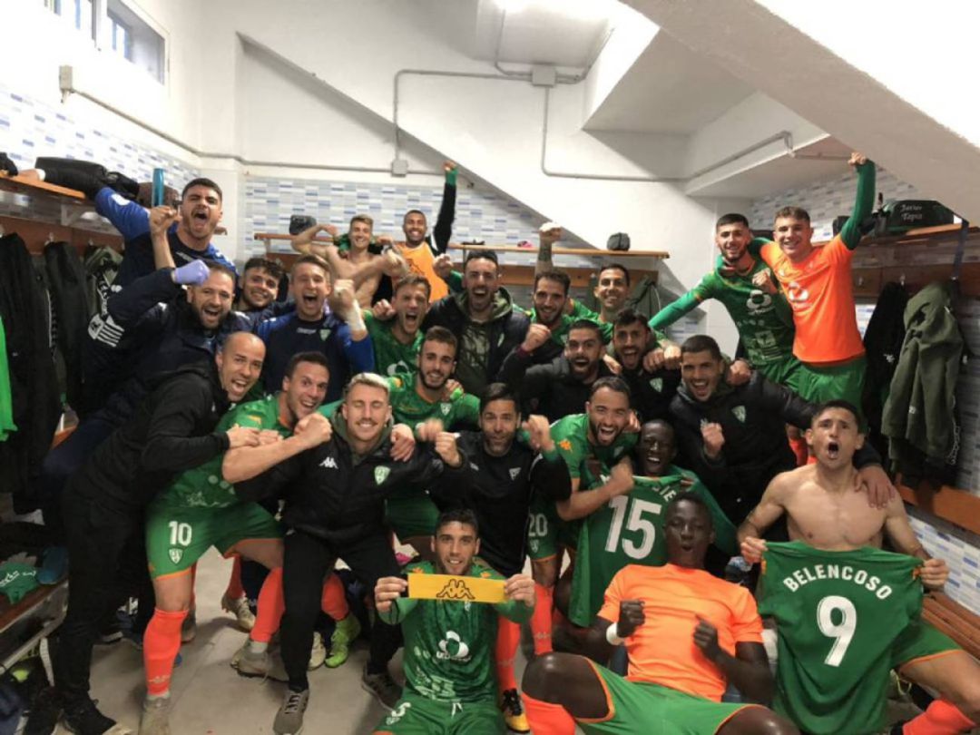 El vestuario del Villanovense, que jugará para subir a Segunda B, celebra el liderato en Tercera El vestuario del Villanovense, que jugará para subir a Segunda B, celebra el liderato en Tercera
