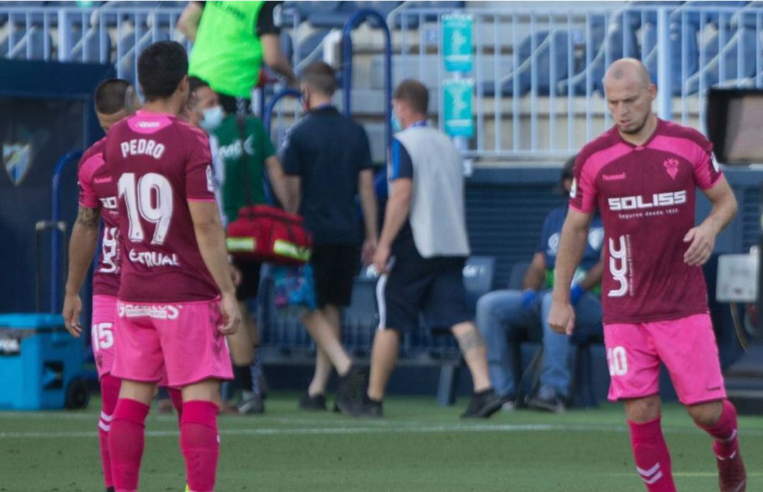 Zozulia y Pedro Sánchez, durante el partido en Málaga Zozulia y Pedro Sánchez, durante el partido en Málaga