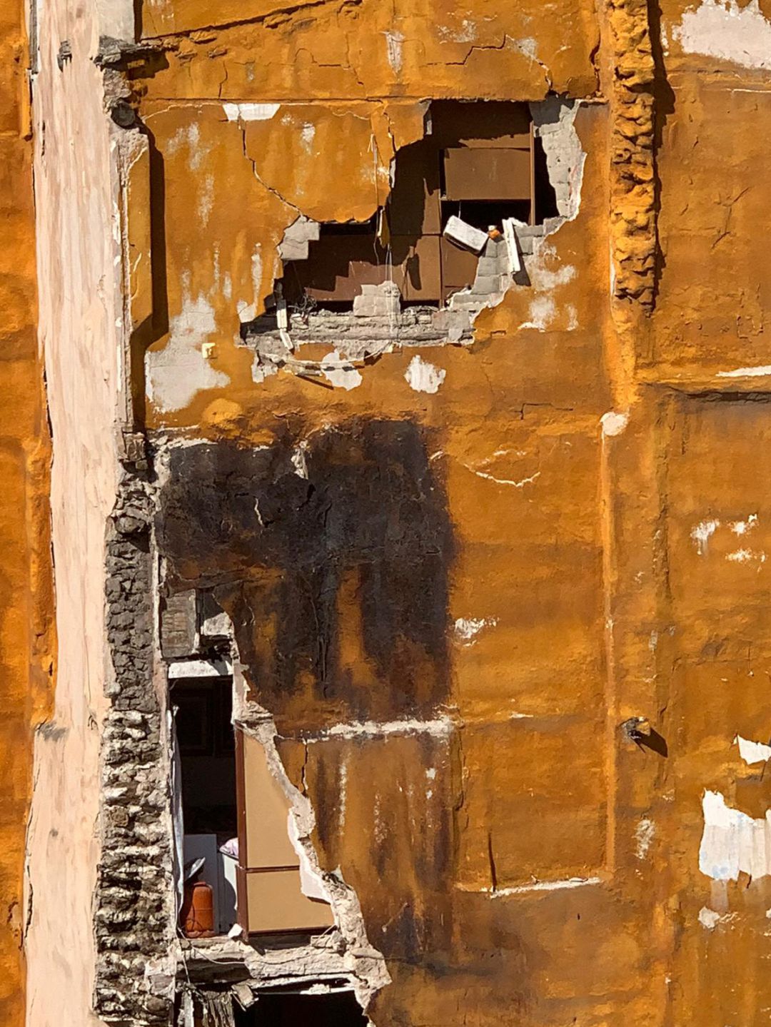 Los últimos desplomes en Sant Gregori 8 provocan el riesgo de caída de una bombona de butano, que ha sido retirada por los bomberos. Los últimos desplomes en Sant Gregori 8 provocan el riesgo de caída de una bombona de butano, que ha sido retirada por los bomberos.