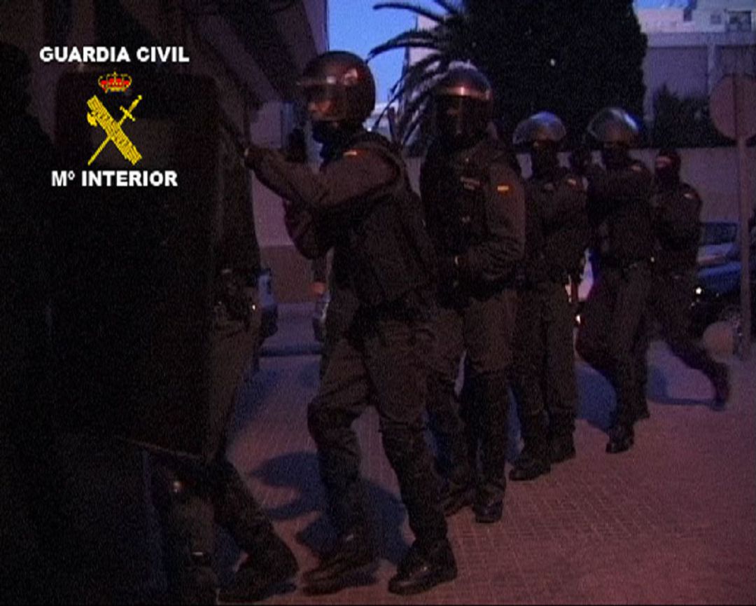 Agentes de la Guardia Civil en operativo contra el narcotráfico Agentes de la Guardia Civil en operativo contra el narcotráfico