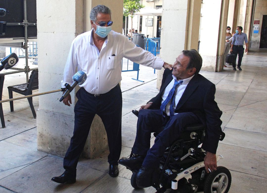 El empresario Enrique Ortiz (izqda), acompañado por su abogado, a su llegada a la Audiencia de Alicante donde se retoma el juicio por la pieza del Brugal relativa al presunto amaño del Plan Urbanístico (PGOU) El empresario Enrique Ortiz (izqda), acompañado por su abogado, a su llegada a la Audiencia de Alicante donde se retoma el juicio por la pieza del Brugal relativa al presunto amaño del Plan Urbanístico (PGOU)