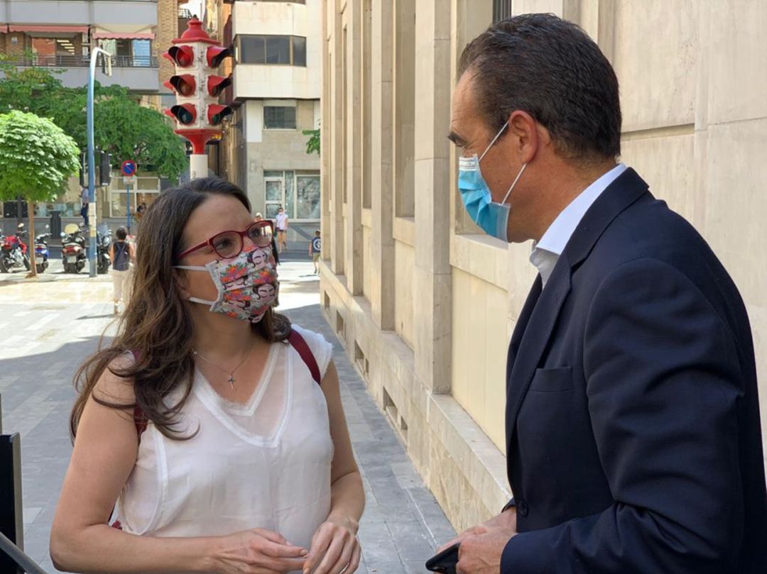 La vicepresidenta Mónica Oltra y el edil Toño Peral se han reunido este martes en la Casa de la Festa de Alicante La vicepresidenta Mónica Oltra y el edil Toño Peral se han reunido este martes en la Casa de la Festa de Alicante