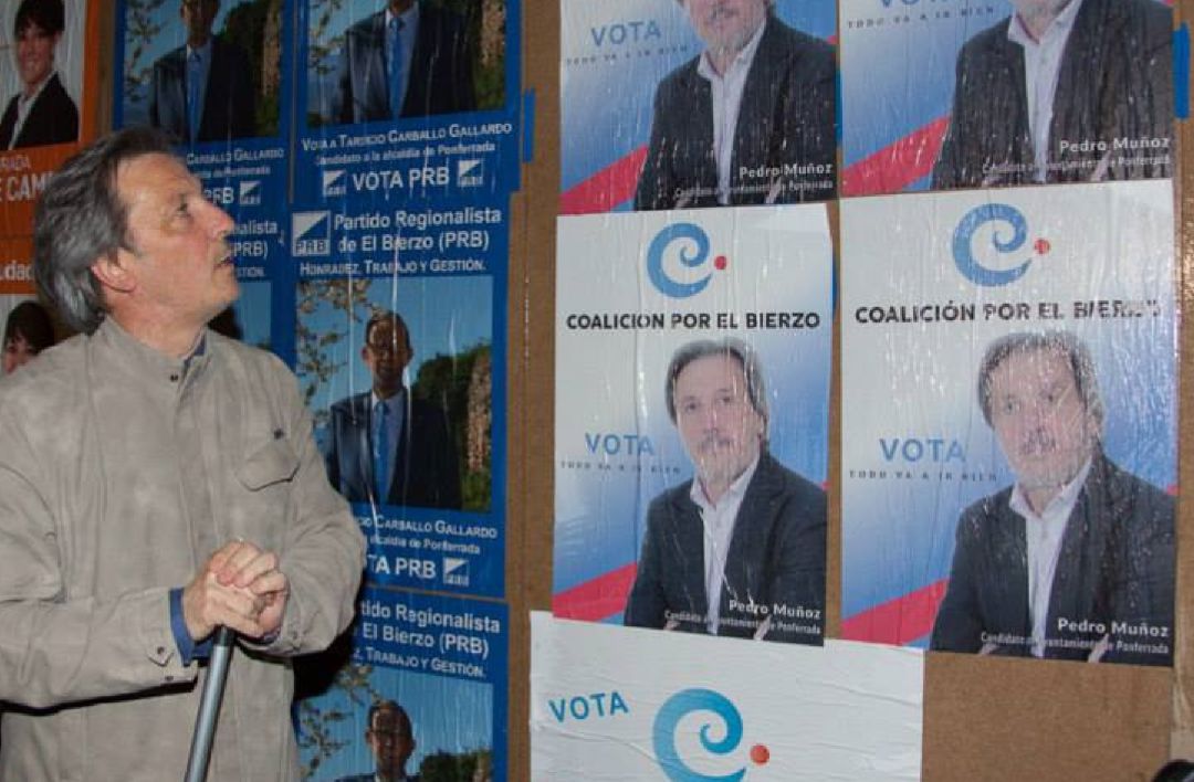 Pedro Muñoz en una pegada de carteles Pedro Muñoz en una pegada de carteles