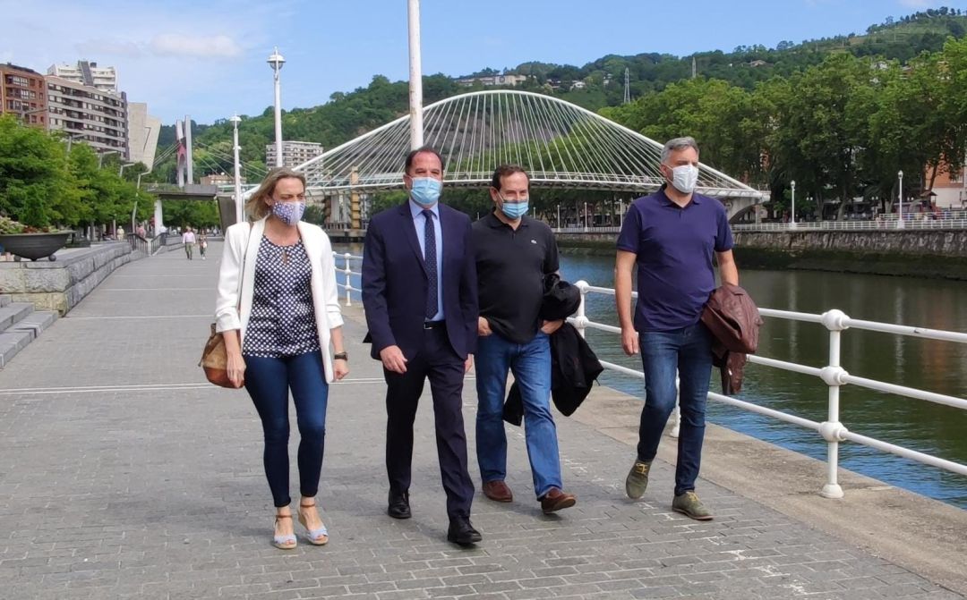 El candidato de PP+Cs, Carlos Iturgaiz, junto al número dos de la coalición por Bizkaia, Luis Gordillo, y la presidenta del PP de Bizkaia, Raquel González, en Bilbao. El candidato de PP+Cs, Carlos Iturgaiz, junto al número dos de la coalición por Bizkaia, Luis Gordillo, y la presidenta del PP de Bizkaia, Raquel González, en Bilbao.
