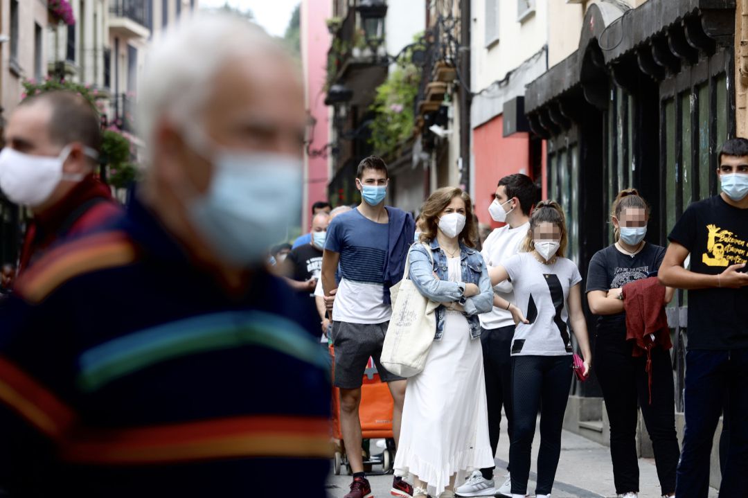 Vecinos de Ordizia hacen cola para realizarse un test de coronavirus en las carpas instaladas en el parque Barrena por el Ayuntamiento de Ordizia para realizar test ante el posible brote de COVID-19 detectado en la localidad guipuzcoana, en Ordizia Vecinos de Ordizia hacen cola para realizarse un test de coronavirus en las carpas instaladas en el parque Barrena por el Ayuntamiento de Ordizia para realizar test ante el posible brote de COVID-19 detectado en la localidad guipuzcoana, en Ordizia