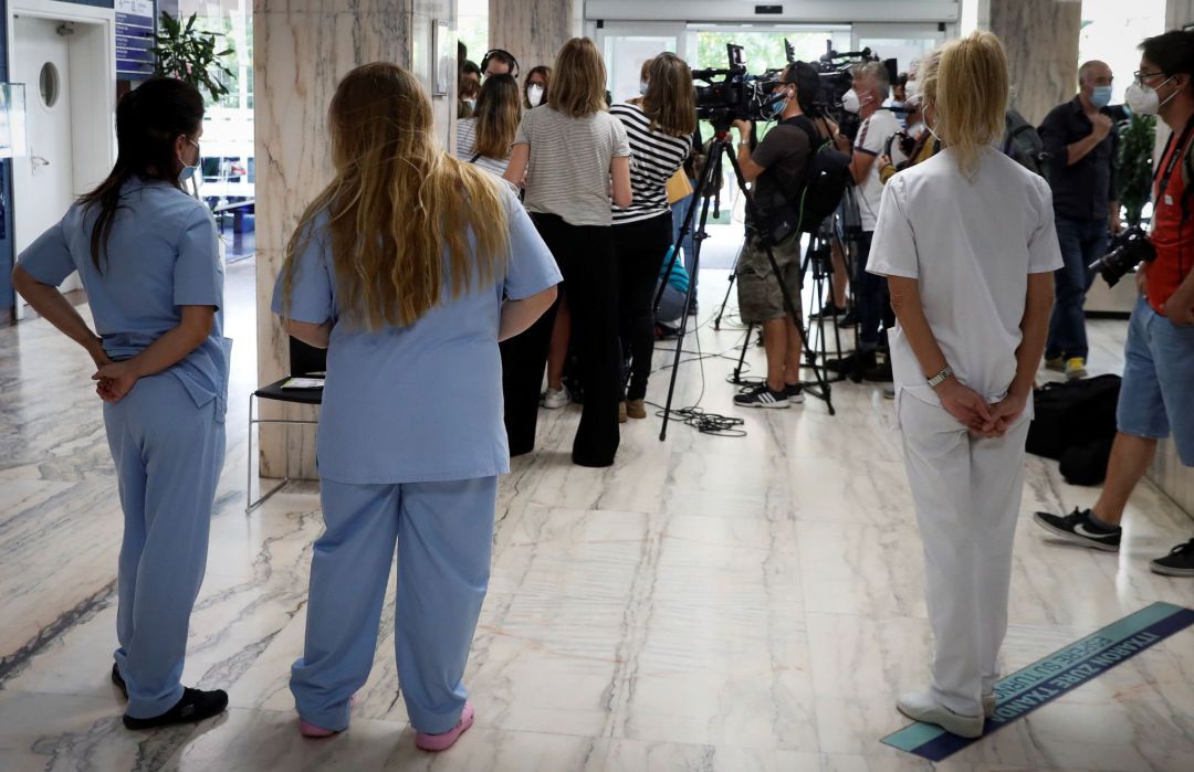 Varias sanitarias del hospital de Zumarraga (Gipuzcoa) escuchan las declaraciones de la consejera vasca de Sanidad, Nekane Murga, quien ha informado de las conclusiones de la Comisión de Seguimiento del Coronavirus, que se ha reunido este martes para analizar el brote de la COVID-19 detectado en Ordizia. En la reunión han participado los alcaldes de Ordizia, Beasain, Idiazabal y Lazkao, el Departamento de Seguridad, Osakidetza y el propio Departamento de Salud. Varias sanitarias del hospital de Zumarraga (Gipuzcoa) escuchan las declaraciones de la consejera vasca de Sanidad, Nekane Murga, quien ha informado de las conclusiones de la Comisión de Seguimiento del Coronavirus, que se ha reunido este martes para analizar el brote de la COVID-19 detectado en Ordizia. En la reunión han participado los alcaldes de Ordizia, Beasain, Idiazabal y Lazkao, el Departamento de Seguridad, Osakidetza y el propio Departamento de Salud.