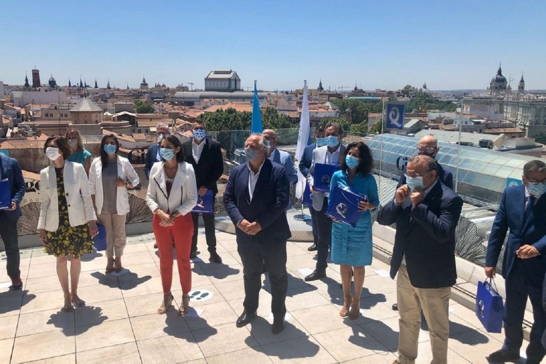 Imagen de la entrega de las Banderas Q de Calidad Turística. Imagen de la entrega de las Banderas Q de Calidad Turística.