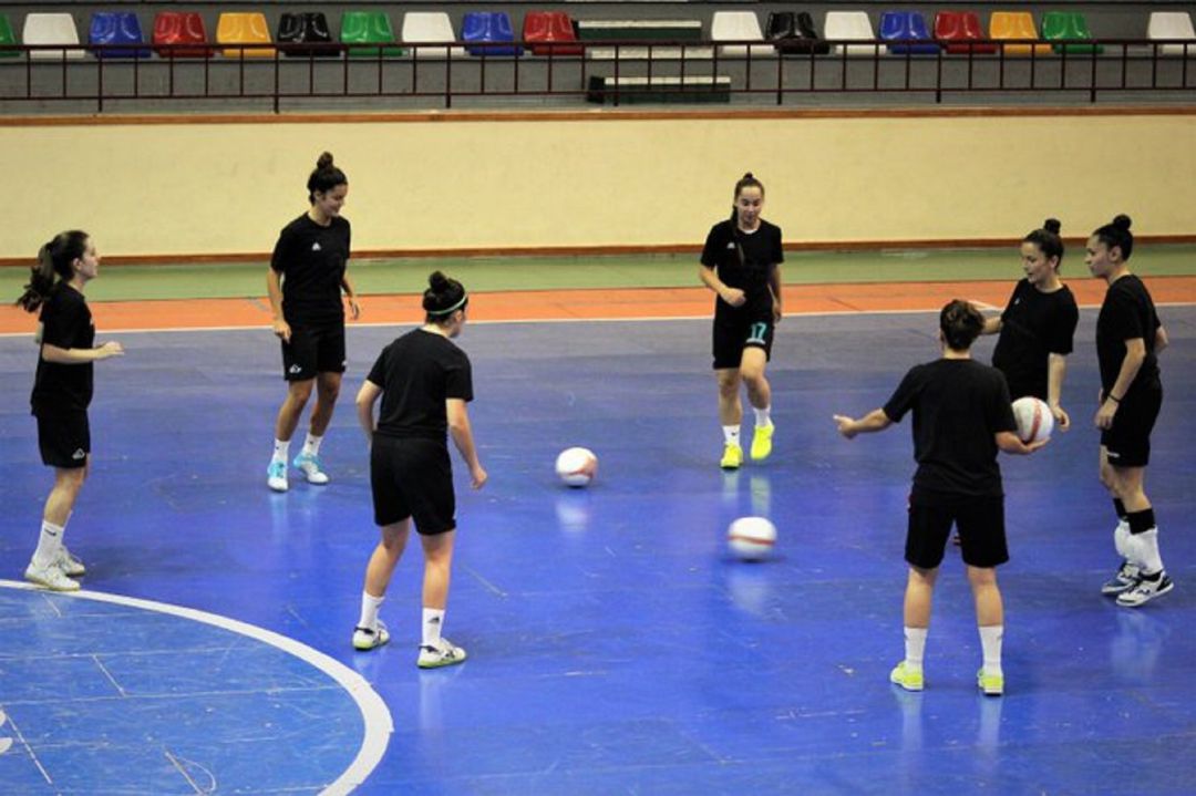 Las jugadoras del Joventut en un entrenamiento en el Pabellón Esperanza Lag Las jugadoras del Joventut en un entrenamiento en el Pabellón Esperanza Lag