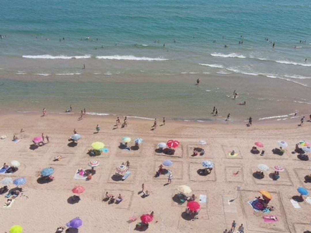 Bañistas en la playa de Gandia en el primer fin de semana de julio Bañistas en la playa de Gandia en el primer fin de semana de julio
