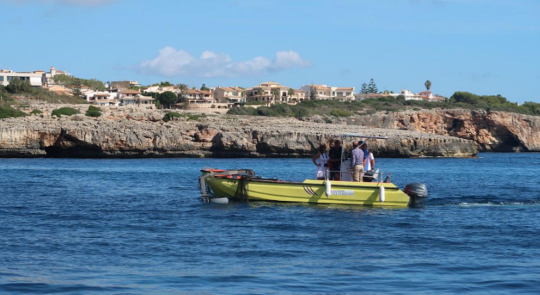 Barca del servicio de limpieza del litoral Barca del servicio de limpieza del litoral