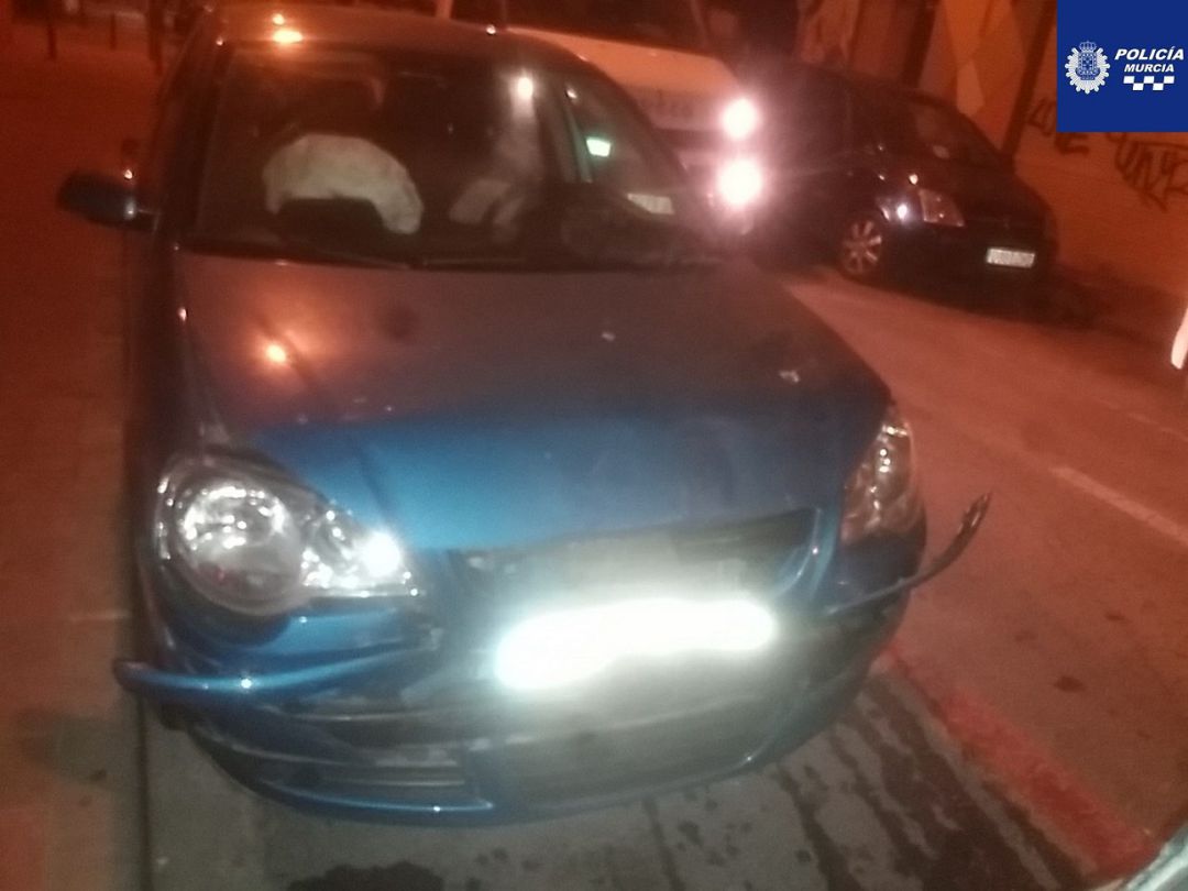 Un conductor de 24 años ha sido detenido esta madrugada al perder el control de su vehículo y colisionar contra varios vehículos estacionados en el Bº Carmen, triplicando su conductor la tasa de alcoholemia permitida Un conductor de 24 años ha sido detenido esta madrugada al perder el control de su vehículo y colisionar contra varios vehículos estacionados en el Bº Carmen, triplicando su conductor la tasa de alcoholemia permitida