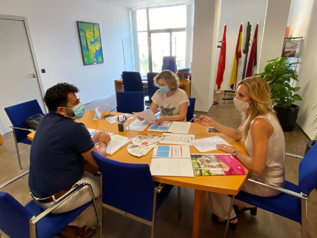 La edil Pilar Torres ha mantenido una reunión de trabajo con el delegado territorial de la empresa Tunstall Televida, Frank Tavira Campos La edil Pilar Torres ha mantenido una reunión de trabajo con el delegado territorial de la empresa Tunstall Televida, Frank Tavira Campos